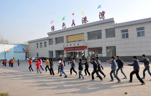 山西臨汾:“綠色港灣”里的快樂生活 11月27日,孩子們在上課。 在山西臨汾“綠色港灣”紅絲帶學(xué)校,共生活著23名艾滋病患兒。學(xué)校為他們提供免費(fèi)治療和教育,讓他們感到社會大家庭的溫暖。 臨汾“綠色港灣”紅絲帶學(xué)校于2011年12月1日正式掛牌成立,成為我國目前唯一一所艾滋病患兒學(xué)校,這些孩子大多是由母嬰傳播而被感染艾滋病。目前該校有老師9名,學(xué)生23名,其中小學(xué)生6名,初中生17名。學(xué)校為他們開設(shè)了語文、數(shù)學(xué)、英語、體育以及心理等多項(xiàng)課程。孩子們在老師和醫(yī)護(hù)人員關(guān)愛下,正幸??鞓返爻砷L。 新華社記者武敵攝