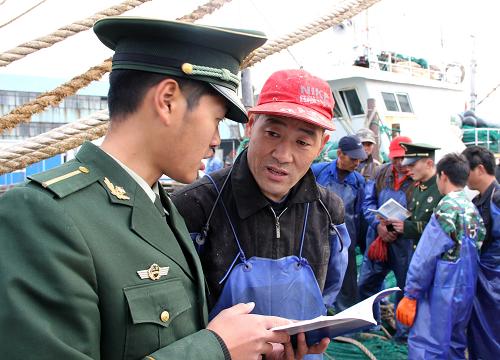 12月3日,浙江公安邊防總隊(duì)海警二支隊(duì)官兵在寧波市北侖區(qū)小剛街道洋大水產(chǎn)碼頭開展法制宣傳活動(dòng)。 當(dāng)日,在12月4日全國法制宣傳日到來之際,浙江公安邊防海警二支隊(duì)在轄區(qū)開展送法進(jìn)漁港、上船頭活動(dòng)。民警深入基層一線,向漁民講解海上作業(yè)有關(guān)證件辦理和依法捕撈等法律常識。新華社發(fā)(索向魯 攝)