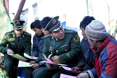 12月3日,唐山市澗河邊防派出所普法小組民警在向當(dāng)?shù)貪O民介紹常用法律知識。新華社發(fā)(盧海鵬 攝)