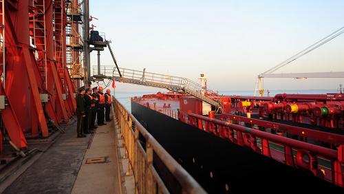 12月4日,邊防官兵與港口工作人員指揮挪威籍的“斯塔萬格”號石油運(yùn)輸船安全靠岸。新華社發(fā)(姜冰攝)
