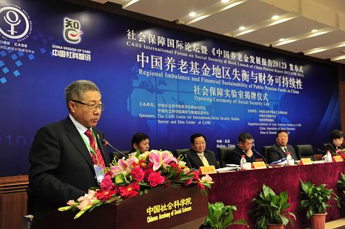 12月17日,中國社會科學(xué)院世界社保研究中心主任鄭秉文在發(fā)布會上致辭。當(dāng)日,中國社科院在北京發(fā)布《中國養(yǎng)老金發(fā)展報告2012》,該報告是由“中國社會科學(xué)院世界社保研究中心”編寫的第二部年度養(yǎng)老金行業(yè)報告,反映了2011年度中國養(yǎng)老金制度發(fā)展的整體狀況和改革動態(tài)。報告顯示:如果剔除財政補貼,中國城鎮(zhèn)職工基本養(yǎng)老保險2010年有17個省收不抵支,缺口達(dá)679億元,而2011年,收不抵支的省份減少到14個,但是收支缺口卻高于2010年,達(dá)到767億元。新華社記者 楊光 攝