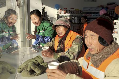 12月18日,環(huán)衛(wèi)工人孫瑞連(中)、吳建彬(右)在環(huán)衛(wèi)工休息站內(nèi)飲水小憩。日前,河北唐山市政環(huán)衛(wèi)處和國大36524便利店聯(lián)合開展“冬日送溫暖”愛心活動(dòng),在全市常年設(shè)立50家愛心休息站,免費(fèi)為千余名環(huán)衛(wèi)工人提供熱水、微波爐加熱飯菜、輪胎打氣等愛心服務(wù)。新華社發(fā)(鄭勇 攝)