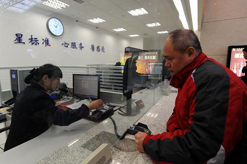 12月20日,一位顧客在鄭州東站售票窗口購買鄭州至北京的高鐵票。新華社記者 朱祥 攝