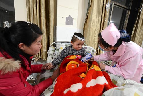 事故中受傷的幼兒在貴溪市人民醫(yī)院接受治療(12月24日攝)。12月24日9時(shí)許,貴溪市濱江鎮(zhèn)洪塘村一載有15名幼兒園學(xué)生的面包車側(cè)翻墜入水塘,當(dāng)場(chǎng)致3人死亡,12人送醫(yī)搶救,其中8名兒童搶救無效死亡。目前,此次事故已致11名兒童遇難,4名幸存兒童仍在市人民醫(yī)院接受治療,已脫離生命危險(xiǎn)。據(jù)介紹,事發(fā)水塘水深達(dá)3至4米,面積有10余畝。事故車上除司機(jī)外還有一名老師。新華社記者 周科 攝
