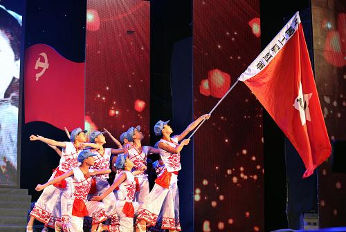 這是小演員們?cè)诒硌菸璧腹?jié)目(12月24日攝)。12月24日,全國(guó)紅軍小學(xué)宣傳隊(duì)匯報(bào)演出在北京全國(guó)政協(xié)禮堂舉行。此次演出的節(jié)目是從全國(guó)各紅軍小學(xué)報(bào)送的100多個(gè)節(jié)目中選出,演員近500名,分別來(lái)自井岡山、延安、山東沂蒙、江西遂川、新疆托云等革命老區(qū)和少數(shù)民族地區(qū)的15個(gè)紅軍小學(xué)。演出以“共舉中國(guó)夢(mèng)”為主題,涵蓋了紅色教育、民族風(fēng)情、校園生活等內(nèi)容。新華社發(fā)(萬(wàn)象 攝)
