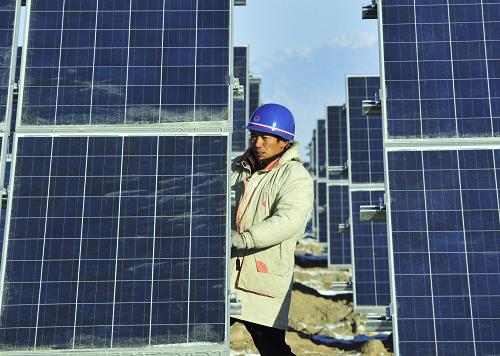 12月27日,工作人員在光伏發(fā)電站的太陽(yáng)能電池陣列進(jìn)行最后的安裝調(diào)試。近日,由湖北九州方園集團(tuán)投資,位于新疆博爾塔拉蒙古自治州博樂(lè)市的30兆瓦光伏發(fā)電項(xiàng)目即將并網(wǎng)發(fā)電。這項(xiàng)總計(jì)劃投資60億元的500兆瓦太陽(yáng)能光伏電站項(xiàng)目于今年年初開(kāi)工建設(shè),目前規(guī)劃容量為30兆瓦的一期項(xiàng)目已全部建成,將在近日并網(wǎng)發(fā)電。作為湖北省產(chǎn)業(yè)援疆的一部分,該項(xiàng)目建成后將有力地促進(jìn)當(dāng)?shù)仉娏Y(jié)構(gòu)的優(yōu)化調(diào)整,對(duì)當(dāng)?shù)匕l(fā)展清潔能源產(chǎn)業(yè)將產(chǎn)生積極的示范和引領(lǐng)作用。新華社記者 江文耀 攝