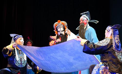 1月20日,國家一級演員、裘派花臉陳俊杰(右二,劇中飾演馬周)在演出《畫龍點睛》。當(dāng)晚,作為“2013北京舞臺藝術(shù)香江行”京港兩地文化交流活動序幕演出劇目之一的《畫龍點睛》在香港新光戲院上演。本次活動,北京京劇院和梅蘭芳京劇團(tuán)聯(lián)袂來港為香港市民帶來了《諜海情僧》、《鳳還巢》、《紅鬃烈馬》、《畫龍點睛》、《佘賽花》等經(jīng)典劇目,演員陣營龐大,名家名角薈萃。新華社記者 李鵬 攝