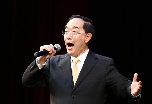 1月20日,著名京劇表演大師葉少蘭在《畫龍點睛》演出前為觀眾清唱《羅成叫關(guān)》選段。新華社記者 李鵬 攝