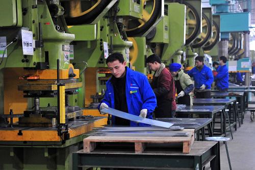 2月26日,工人們在江西省九江市開發(fā)區(qū)一家企業(yè)工作。新華社發(fā)(胡國林 攝)