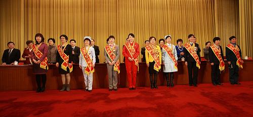 3月6日,榮獲全國(guó)五一巾幗獎(jiǎng)?wù)碌拇碓谂_(tái)上領(lǐng)獎(jiǎng)。新華社發(fā) (楊登峰 攝)
