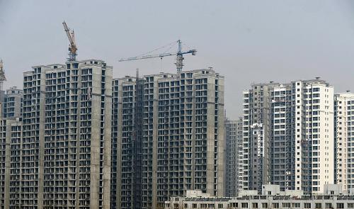 3月18日,國家統(tǒng)計局公布2月份我國70個大中城市住宅銷售價格變動情況。數(shù)據(jù)顯示,70個大中城市中,新建商品住宅(不含保障性住房)價格環(huán)比上漲的城市有66個,比上月擴大13個,最高漲幅達到3.1%,比上月擴大了0.9個百分點;價格環(huán)比下降的城市有1個,持平的城市有3個。這是位于河北省石家莊市的一處在建商品房住宅小區(qū)(3月18日攝)。新華社發(fā)(朱旭東 攝)