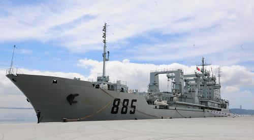 4月15日,中國(guó)海軍青海湖艦抵達(dá)葡萄牙里斯本圣·阿波羅尼亞碼頭。當(dāng)天,由黃山艦、衡陽(yáng)艦和青海湖艦組成的中國(guó)海軍第十三批護(hù)航編隊(duì)抵達(dá)葡萄牙首都里斯本,開(kāi)始對(duì)該國(guó)進(jìn)行為期5天的友好訪問(wèn)。新華社記者 張立云 攝