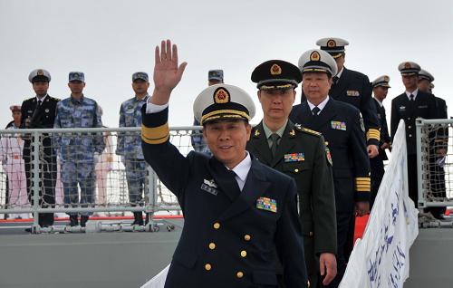 4月15日,在葡萄牙里斯本圣·阿波羅尼亞碼頭,中國(guó)海軍第十三批護(hù)航編隊(duì)指揮員李曉巖少將(前)走下艦艇。新華社記者 張立云 攝
