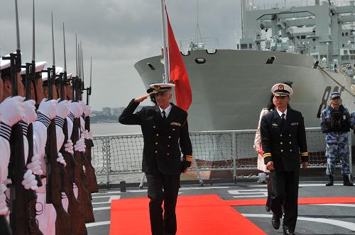 4月15日,在葡萄牙里斯本圣·阿波羅尼亞碼頭,葡萄牙海軍陸戰(zhàn)隊(duì)司令皮西奧齊檢閱到訪的中國(guó)海軍第十三批護(hù)航編隊(duì)儀仗隊(duì)。新華社記者 張立云 攝