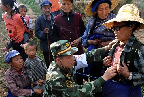 4月17日,大理森林武警支隊醫(yī)務(wù)人員在煉鐵鄉(xiāng)長邑村為受災(zāi)村民診治。當(dāng)日云南省洱源縣、漾濞縣交界處發(fā)生5.0級地震,災(zāi)區(qū)部分房屋出現(xiàn)梭瓦、墻體拉裂、圍墻倒塌等情況。截至17日13時,已造成洱源縣煉鐵鄉(xiāng)9人受傷,多數(shù)為輕傷,其中1人骨折。地震發(fā)生后,洱源縣迅速組織抗震救災(zāi)工作,大理州森警支隊派出官兵為村民搭建帳篷,當(dāng)?shù)匦l(wèi)生、疾控部門緊急趕赴災(zāi)區(qū)開展衛(wèi)生防疫。目前受災(zāi)群眾已得到初步安置。新華社記者 陳海寧 攝