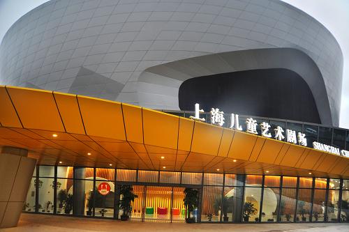 這是5月15日拍攝的新落成的上海兒童藝術(shù)劇場(chǎng)。近日,上海兒童藝術(shù)劇場(chǎng)建設(shè)完成,將于六一兒童節(jié)正式對(duì)外開放。新落成的上海兒童藝術(shù)劇場(chǎng)坐落于黃浦江畔,由2010年上海世博會(huì)上汽集團(tuán)——通用汽車館改建而成,建筑面積為15668平方米,設(shè)有可容納1088名觀眾的中心劇場(chǎng)、多功能廳(小劇場(chǎng))、兒童戲劇長(zhǎng)廊、互動(dòng)體驗(yàn)室和電影放映廳等。新華社發(fā)(朱嵐 攝)