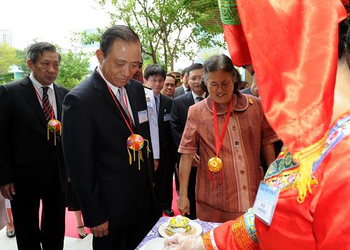 7月10日,在泰國(guó)曼谷,中國(guó)駐泰國(guó)大使管木(左二)與泰國(guó)詩(shī)琳通公主(右二)在活動(dòng)現(xiàn)場(chǎng)參觀。當(dāng)日,“2013泰國(guó)·中國(guó)廣西文化年——美麗廣西”展演交流活動(dòng)在曼谷中國(guó)文化中心開幕,活動(dòng)將以展覽、演出等多種形式向泰國(guó)觀眾集中展現(xiàn)廣西民族文化的獨(dú)特魅力。泰國(guó)詩(shī)琳通公主為開幕式剪彩。 新華社記者 高健鈞 攝