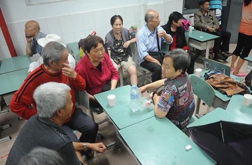 7月10日,被救出的受困群眾在都江堰市中興鎮(zhèn)中心學(xué)校臨時安置點休息。當(dāng)日,四川成都都江堰市中興鎮(zhèn)三溪村發(fā)生特大型高位山體滑坡,被困群眾被轉(zhuǎn)移到都江堰市中興鎮(zhèn)中心學(xué)校臨時安置點。據(jù)都江堰市政府發(fā)布的消息,截止到21時45分,已有352名被困群眾得到轉(zhuǎn)移。新華社記者 薛玉斌 攝