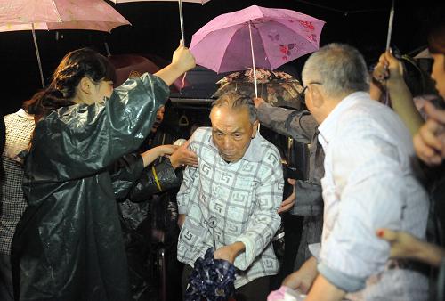 7月10日,被救出的受困群眾轉(zhuǎn)移到都江堰市中興鎮(zhèn)中心學(xué)校臨時安置點。新華社記者 薛玉斌 攝