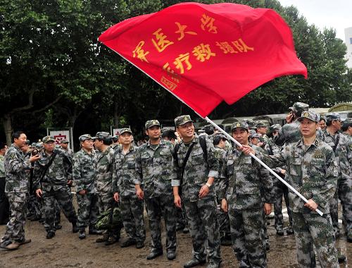 7月22日,第四軍醫(yī)大學(xué)應(yīng)急醫(yī)學(xué)救援隊(duì)搖旗出發(fā)。當(dāng)日,由60余名醫(yī)護(hù)人員、22輛軍用急救車、洗消車組成的第四軍醫(yī)大學(xué)應(yīng)急醫(yī)學(xué)救援隊(duì)從西安出發(fā),急赴甘肅省定西市岷縣地震災(zāi)區(qū),開(kāi)展抗震救災(zāi)醫(yī)療救援工作。新華社發(fā)(袁景智 攝)
