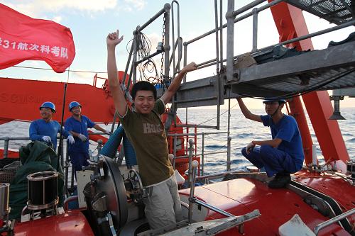 北京時間8月15日,“80后”年輕科學家鹿博凱旋出艙。“蛟龍”號載人潛水器14日(北京時間8月15日)下潛至太平洋一處“自然保護區(qū)”,進行海底近底觀測并拍攝高清視像資料,最大下潛深度5226米。“蛟龍”號此次下潛拍回的視頻資料里清楚地記錄了生活在這處“自然保護區(qū)”的海綿、海葵、水螅、珊瑚、花海鰓、長須蝦、海參、海百合、海星以及多種巨型原生單細胞動物。新華社記者 余曉潔 攝