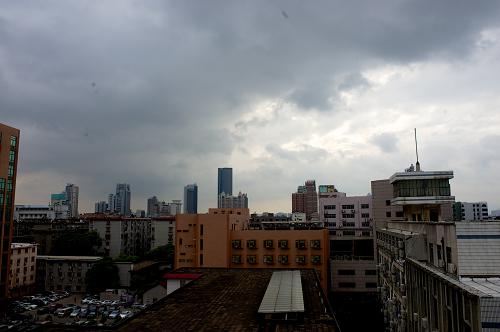 8月22日,南昌市民在雨中出行。新華社記者 胡晨歡 攝