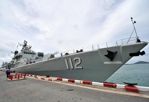 這是9月12日在泰國海軍梭桃邑港拍攝的中國海軍第十四批護(hù)航編隊(duì)哈爾濱艦。當(dāng)日,中國海軍第十四批護(hù)航編隊(duì)?wèi)?yīng)泰國海軍邀請??刻﹪\娝筇乙馗郏_始為期5天的友好訪問。這是中國海軍護(hù)航編隊(duì)第三次訪問泰國。新華社記者 高健鈞 攝