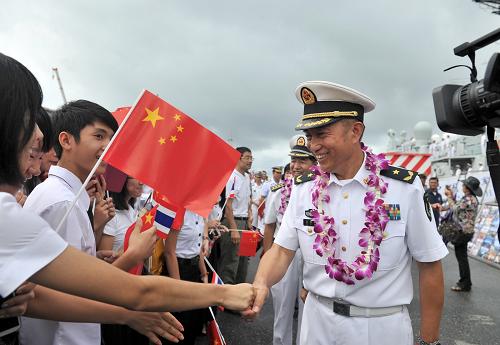 9月12日,在泰國海軍梭桃邑港,中國海軍第十四批護(hù)航編隊(duì)指揮員袁譽(yù)柏(右)與前來迎接的華人華僑代表握手。新華社記者 高健鈞 攝