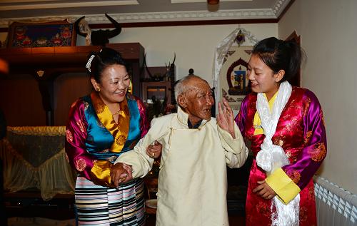 9月12日,即將出藏的首批海軍藏族大學(xué)生女兵在布達(dá)拉宮廣場向國旗行軍禮。當(dāng)日,西藏軍地聯(lián)合在拉薩舉行2013年新兵入伍歡送儀式,為首批海軍藏族大學(xué)生女兵送行。一個月來,300多名藏族女大學(xué)生經(jīng)過報名、體檢、綜合素質(zhì)考評、政審等一系列嚴(yán)格篩選,最后10名優(yōu)秀藏族女青年脫穎而出,成為首批海軍藏族大學(xué)生女兵。新華社發(fā)(張震 攝)