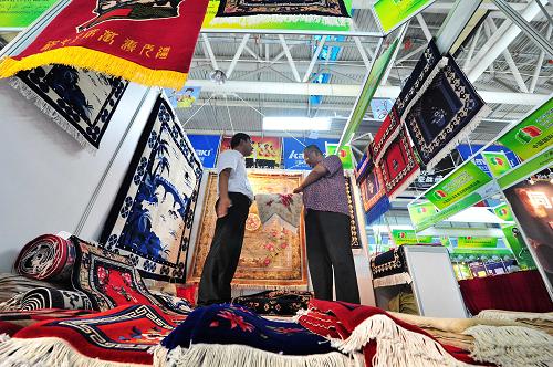 9月16日,在首屆中阿博覽會清真食品和穆斯林用品展上,觀展者在參觀選購穆斯林地毯。新華社記者 彭昭之 攝