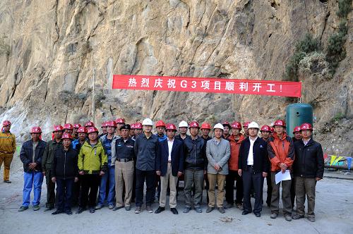 中國路橋公司的建設(shè)者們在巴基斯坦北部山區(qū)的喀喇昆侖公路改擴(kuò)建項目一處隧道的開工儀式上合影。(9月29日攝)。新華社記者 黃宗治 攝