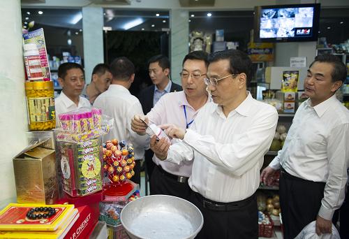 10月14日晚,李克強(qiáng)總理在河內(nèi)下榻飯店旁的西湖畔散步,路旁的一家小商店還亮著燈光,李克強(qiáng)信步走入店鋪。店鋪主人一眼就認(rèn)出了這位客人,喜出望外,說(shuō)今天還在電視上看到中國(guó)總理,沒(méi)想到會(huì)來(lái)到自己的小店。李克強(qiáng)拿起貨架上的貨品仔細(xì)查看價(jià)格,并詢問(wèn)主人店鋪經(jīng)營(yíng)狀況、生意如何、中國(guó)游客多不多,小店主人一一作答,店內(nèi)不時(shí)傳出歡快的笑聲。小店即將打烊,李克強(qiáng)挑選了四盒茶、一盒蓮子和一盒果脯,并親手將錢交到店主手中。新華社記者 黃敬文 攝