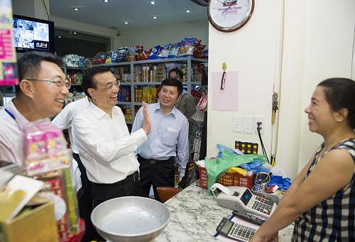 10月14日晚,李克強(qiáng)總理在河內(nèi)下榻飯店旁的西湖畔散步,路旁的一家小商店還亮著燈光,李克強(qiáng)信步走入店鋪。店鋪主人一眼就認(rèn)出了這位客人,喜出望外,說(shuō)今天還在電視上看到中國(guó)總理,沒(méi)想到會(huì)來(lái)到自己的小店。李克強(qiáng)拿起貨架上的貨品仔細(xì)查看價(jià)格,并詢問(wèn)主人店鋪經(jīng)營(yíng)狀況、生意如何、中國(guó)游客多不多,小店主人一一作答,店內(nèi)不時(shí)傳出歡快的笑聲。小店即將打烊,李克強(qiáng)挑選了四盒茶、一盒蓮子和一盒果脯,并親手將錢交到店主手中。新華社記者 黃敬文 攝