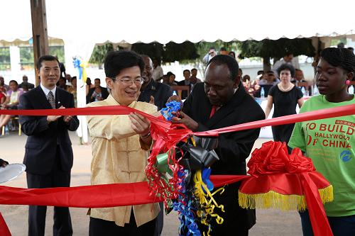 10月16日,在達(dá)累斯薩拉姆,中國(guó)駐坦桑尼亞臨時(shí)代辦李旭航(前左)和坦新聞、青年、文化、體育與婦女部文化發(fā)展司司長(zhǎng)姆瓦索科(前中)為斯瓦希里語(yǔ)版中國(guó)電視劇《媽媽的花樣年華》和《老爸的心愿》在坦開(kāi)播剪彩。新華社記者 張平 攝