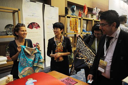 10月28日,在土耳其伊斯坦布爾,與會嘉賓在絲綢商品展位內(nèi)參觀。新華社記者 盧哲 攝