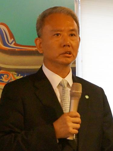 11月5日,頂新制油公司和味全公司董事長(zhǎng)魏應(yīng)充在記者會(huì)上介紹相關(guān)情況。臺(tái)灣食用油“造假風(fēng)暴”持續(xù)擴(kuò)大,當(dāng)日,知名食品企業(yè)頂新集團(tuán)旗下的味全公司在臺(tái)北召開(kāi)記者會(huì),就產(chǎn)品卷入大統(tǒng)公司問(wèn)題油品事件后反應(yīng)遲緩向公眾道歉。味全總經(jīng)理張教華表示,部分使用大統(tǒng)原料油生產(chǎn)的食用油產(chǎn)品已通過(guò)貿(mào)易途徑流入大陸福建,公司已于4日通知經(jīng)銷(xiāo)商,將執(zhí)行下架回收工作。新華社記者 程卓 攝