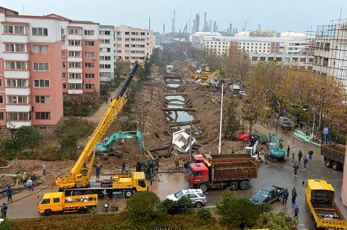 11月24日,各路人馬在故齋堂島街中石化黃濰輸油管線爆燃事現(xiàn)場進行清理工作。當日,中石化黃濰輸油管線爆燃事故現(xiàn)場聚集了部隊、公安、供電、排水、燃氣、供水、供熱、市政規(guī)劃等多路人馬,對事故現(xiàn)場進行攻堅清理。22日發(fā)生的爆燃事故導(dǎo)致青島經(jīng)濟技術(shù)開發(fā)區(qū)齋堂島街、秦皇島路、劉公島路、長興島街、唐島路、舟山島街等多條道路不同程度損毀,尤以齋堂島街受損最嚴重,清理條件復(fù)雜。新華社記者 馮杰 攝