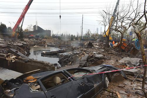 11月24日拍攝的中石化黃濰輸油管線爆燃事故爆燃地點(圖中水坑處)。新華社記者 馮杰 攝