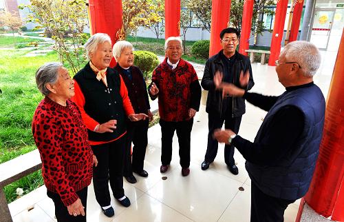 11月3日,山東省濱州市鄒平縣韓店鎮(zhèn)西王社區(qū)幸福院老人在一起排練節(jié)目。新華社發(fā)(董乃德 攝)