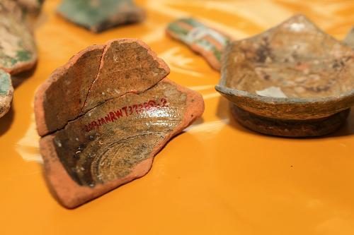這是12月24日在肯尼亞馬林迪拍攝的中肯合作水下考古項(xiàng)目發(fā)掘出的黃釉陶器。新華社記者 孟晨光 攝