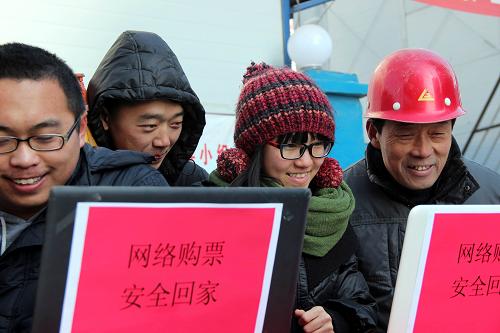 12月29日,大學生志愿者在山東聊城市一處建筑工地幫助外來務(wù)工人員網(wǎng)上購票。 當日,山東聊城大學建筑工程學院8名大學生志愿者來到當?shù)匾惶幗ㄖさ?,為外來?wù)工人員在網(wǎng)上購買返鄉(xiāng)車票。自12月下旬以來,由山東聊城大學的志愿者們組織參與的“網(wǎng)上購票進工地”活動陸續(xù)展開,志愿者們攜帶無線網(wǎng)絡(luò)電腦和火車票網(wǎng)上訂購流程示意圖,到市區(qū)外來務(wù)工人員集中的建筑工地,為他們講解火車票網(wǎng)上購票流程并幫助他們進行網(wǎng)上購票,受到普遍歡迎。新華社發(fā)(趙玉國 攝)