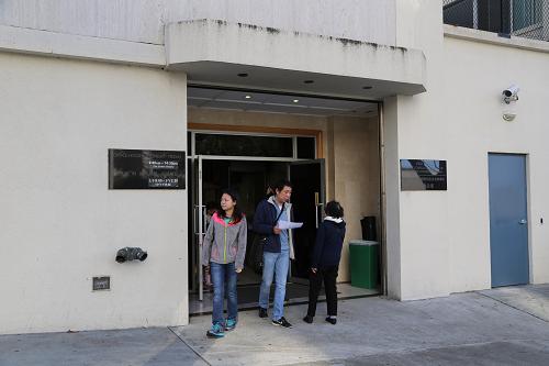 1月2日,在中國駐舊金山總領(lǐng)事館,人們辦理完簽證后從側(cè)門離開。中國駐舊金山總領(lǐng)事館當(dāng)日上午9時(shí)開放,包括簽證服務(wù)在內(nèi)的所有業(yè)務(wù)正常運(yùn)行。美國太平洋時(shí)間1月1日晚9時(shí)25分(北京時(shí)間2日下午1時(shí)25分),一人拎兩桶汽油走下總領(lǐng)館門前停放的一輛小型客車,把汽油潑向總領(lǐng)館正門并點(diǎn)火焚燒。外交部和駐美有關(guān)使領(lǐng)館已就此向美方提出嚴(yán)正交涉,要求美方盡快破案,嚴(yán)懲肇事者,確保不再發(fā)生類似事件。新華社發(fā)(劉藝霖 攝)