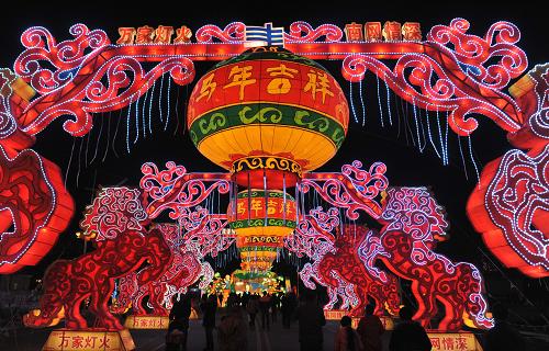 1月28日晚,人們?cè)谠颇鲜∮裣屑t塔區(qū)觀看“龍馬騰霄·花燈流彩2014年新春大型燈會(huì)”上的彩燈。當(dāng)日,為期一個(gè)月的“龍馬騰霄·花燈流彩2014年新春大型燈會(huì)”在云南省玉溪市紅塔區(qū)聶耳文化廣場(chǎng)河濱路開(kāi)幕。新華社記者 藺以光 攝