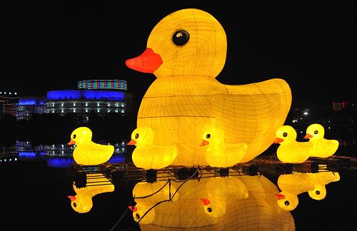 這是云南省玉溪市紅塔區(qū)“龍馬騰霄·花燈流彩2014年新春大型燈會(huì)”上的水上黃鴨子彩燈(1月28日攝)。新華社記者 藺以光 攝