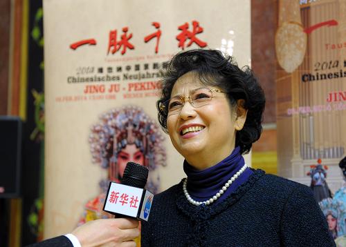 1月28日,在奧地利首都維也納,京劇名家李維康接受記者采訪。當(dāng)日,“一脈千秋”組委會(huì)在奧地利首都維也納舉行新聞發(fā)布會(huì),宣布“一脈千秋”2014維也納中國(guó)京劇新年音樂會(huì)將于2月2日大年初三登上維也納金色大廳的舞臺(tái)。屆時(shí),梅葆玖、李維康、耿其昌、孟廣祿等名家名角將悉數(shù)登臺(tái),將中國(guó)傳統(tǒng)文化元素傳播到“音樂之都”維也納。新華社記者 錢一 攝