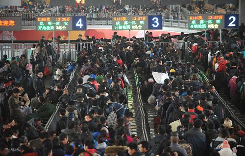 2月10日,旅客在成都火車站候車室內(nèi)候車。新華社記者 薛玉斌 攝