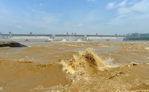 7月22日,江水通過三峽大壩泄洪深孔下泄。 按長江防總調(diào)度,當(dāng)日,三峽大壩今年首次開啟2個泄洪深孔泄洪,以調(diào)整水庫水位。 受上游嘉陵江流域和三峽區(qū)間強降水影響,21日8時,峰值達4.9萬立方米/秒的洪峰抵達三峽。面對這輪長江今年入汛以來最大洪峰,三峽樞紐發(fā)揮防洪功能,將流量控制在3.5萬立方米/秒左右,有效攔水削峰。因攔蓄洪水,三峽水庫水位漲幅較快。22日開閘泄洪前,水庫水位已漲至151.39米,較汛限水位145米上升6米多。 新華社發(fā)(鄭家裕 攝)