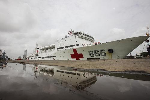 8月6日,中國海軍“和平方舟”號醫(yī)院船抵達(dá)印度孟買。新華社記者 鄭煥松 攝