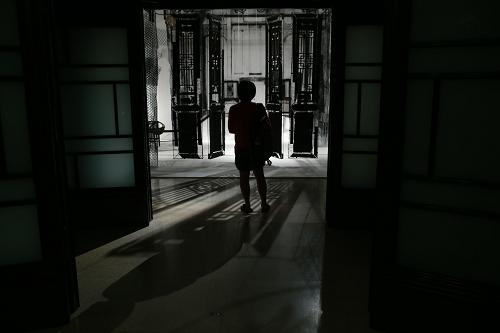 8月26日,觀眾在中國美術(shù)館欣賞大陸環(huán)境藝術(shù)家、建筑師劉國滄和臺灣藝術(shù)家、古物修復師梁弘共同創(chuàng)作的作品《記憶草圖》。新華社記者任正來攝
