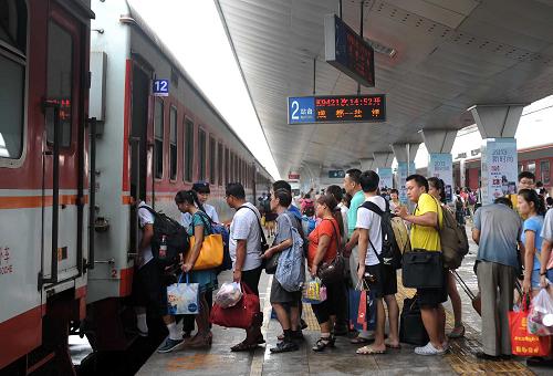8月26日,旅客在成都火車(chē)站準(zhǔn)備乘坐成都開(kāi)往鹽津的K9421次列車(chē)。 新華社記者薛玉斌攝